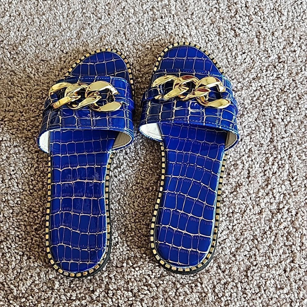 NWOT Royal Blue flat outdoor slipper with gold chain on top